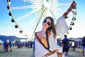 Берем пример! Модные летние образы Алессандры Амбросио на Coachella 2019