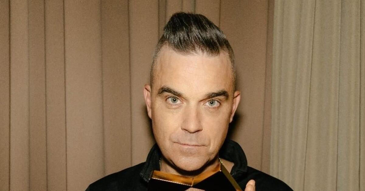 Robbie williams is my favourite singer. Робби Уильямс 2022. Робби Уильямс Миллениум. Робби Уильямс дети. Robbie Williams the Christmas present.