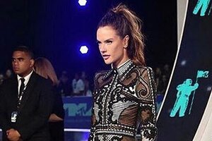 Образ дня: Алессандра Амбросио в Balmain