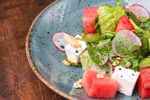 Салат с арбузом, брынзой и орехами: рецепт от шеф-повара Михаила Кощеева