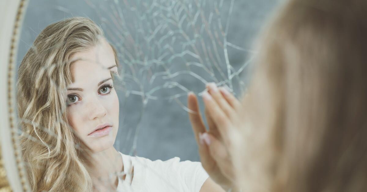 Чем опасно разбитое зеркало и что нужно делать, чтобы не навлечь на себя беду