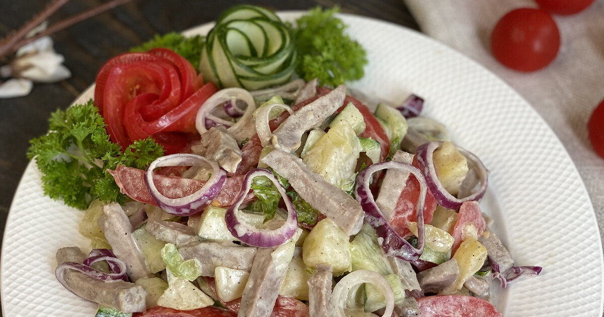 Салат с говяжьим языком, миксом свежих салатов и черникой