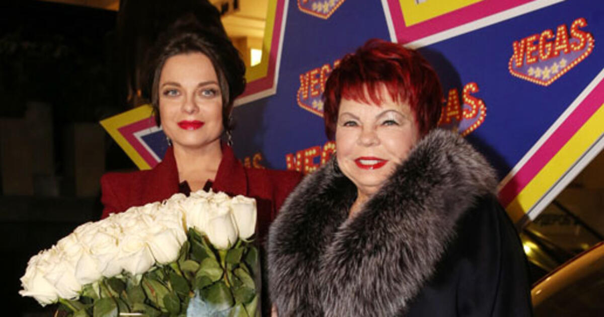 Мама наташи королевой. Королева и ее мама. Мама наташи королевой. Королева и ее мама. Королева и ее мама.