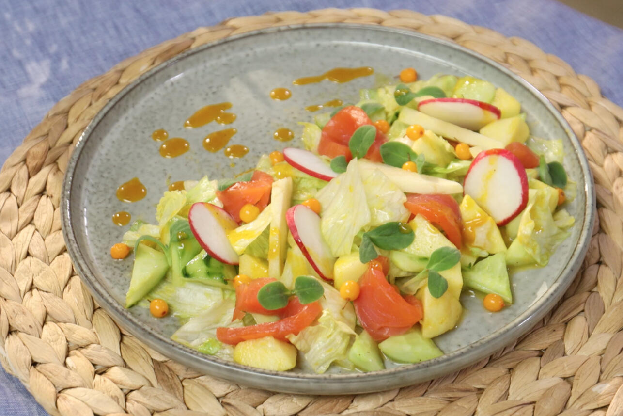 Cалат с лососем и облепихой: рецепт от телеведущего Сергея Малоземова. фото