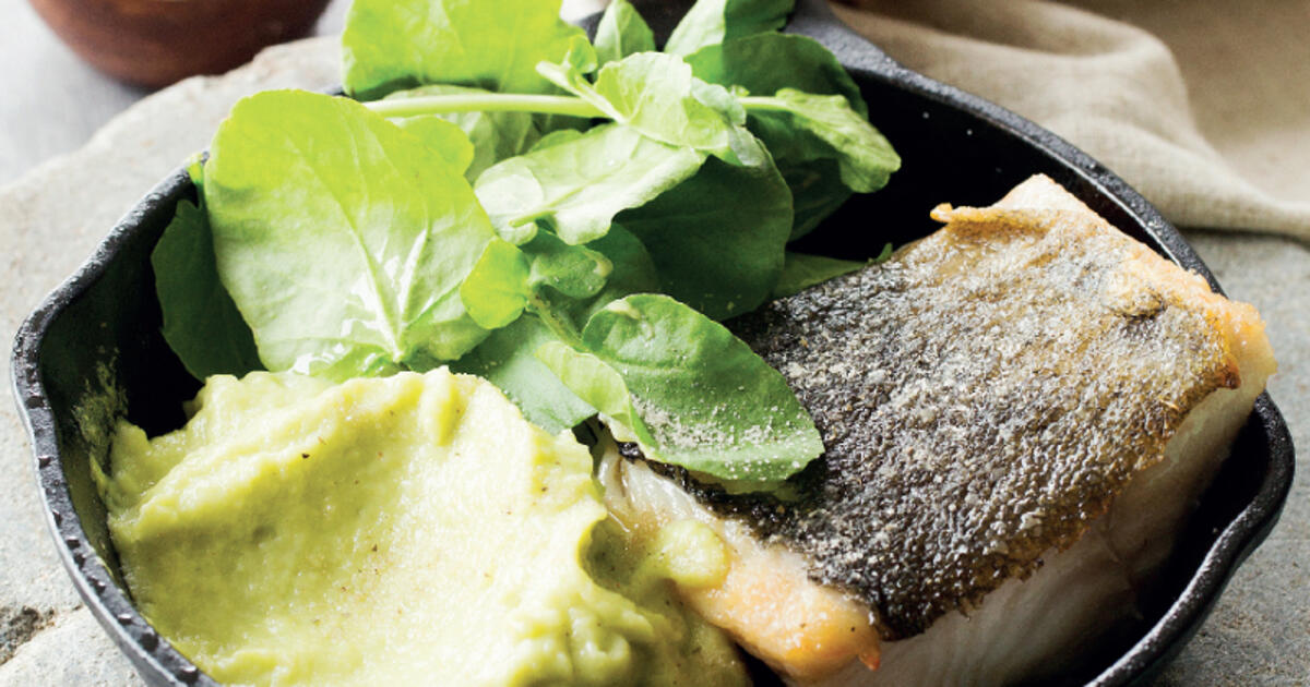 салат из печени трески с авокадо. филе трески с цукини. салат с печенью трески без майонеза. салат с печенью трески. салат с печенью трески и авокадо.