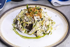 Мясо с грибами в сметане: рецепт от шеф-повара Михаила Кощеева