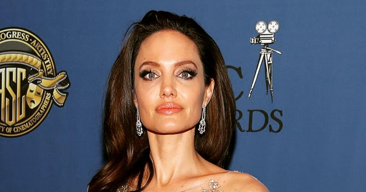 Двойник Анджелины Джоли реальное порно большие сиськи пялит крошку во все щели сперма на губах