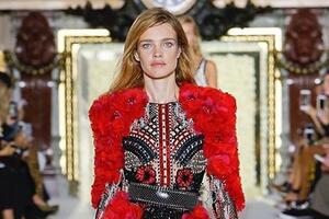 Образ дня: Наталья Водянова в Balmain