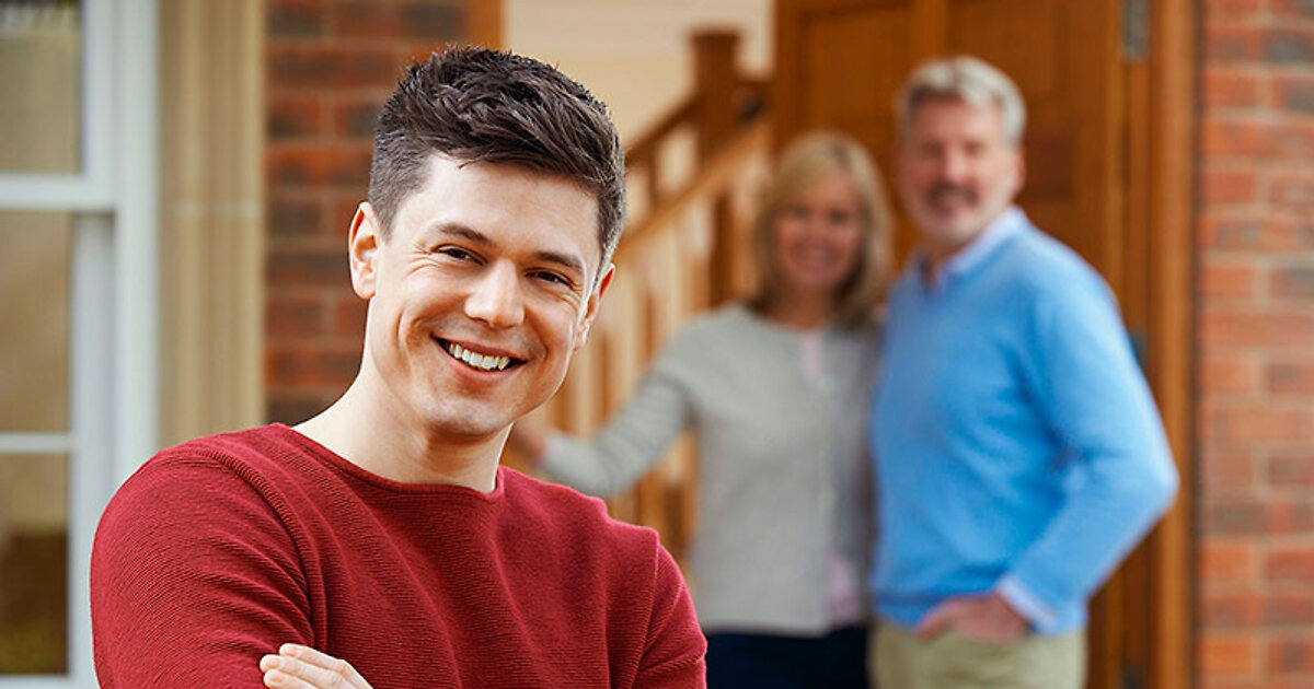 These are my mum and dad. Вкрадчивый человек. Parents в College. Young man photo. Proud parents.